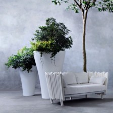 Vaso grande da giardino visione ambientata con divano Canisse
