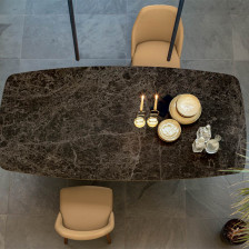 Tavolo con base in metallo e piano in ceramica - visione dall'alto