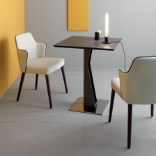 Tavolino quadrato con base in metallo e piano in ceramica