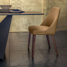 Tavolo con base in metallo e piano in ceramica