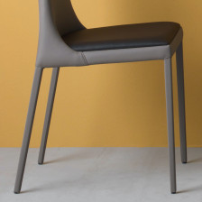 Dettaglio gambe in metallo sedia in similpelle o pelle