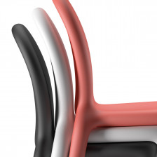 Dettaglio sedie impilabili in polietilene colorato