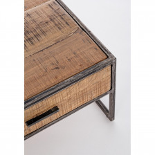 Dettaglio tavolino con struttura in metallo e legno di acacia