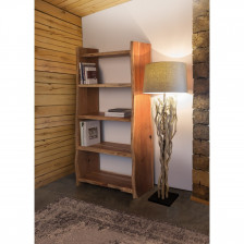 Libreria in legno di acacia stile industriale foto ambientata con lampada