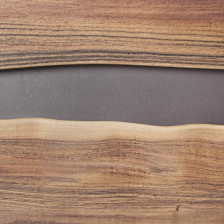 Dettaglio inserto in ferro su anta in legno di acacia