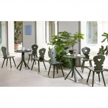 Foto ambientata sedie tirolesi moderne con cuore e tavolini Tree SIPA