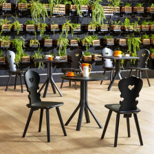 Foto ambientata sedie tirolesi moderne con cuore e tavolini Tree SIPA