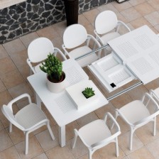 Tavolo da giardino allungabile in plastica con sedie
