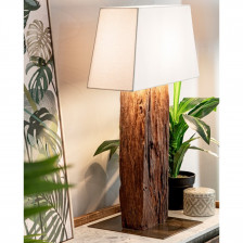 Foto ambientata lampada da tavolo di design in legno di teak