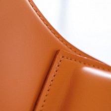 Dettaglio struttura in acciaio e scocca in cuoio sedia a dondolo moderna Apelle DN Midj